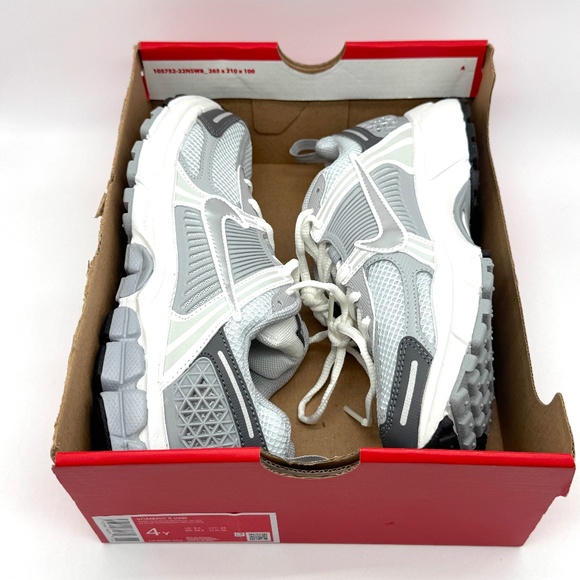 Nike Vomero 5 Platinum Metallic Shoes Sz 4Y / 5.5 W Gray White New HF6998-002 - Picture 9 of 11